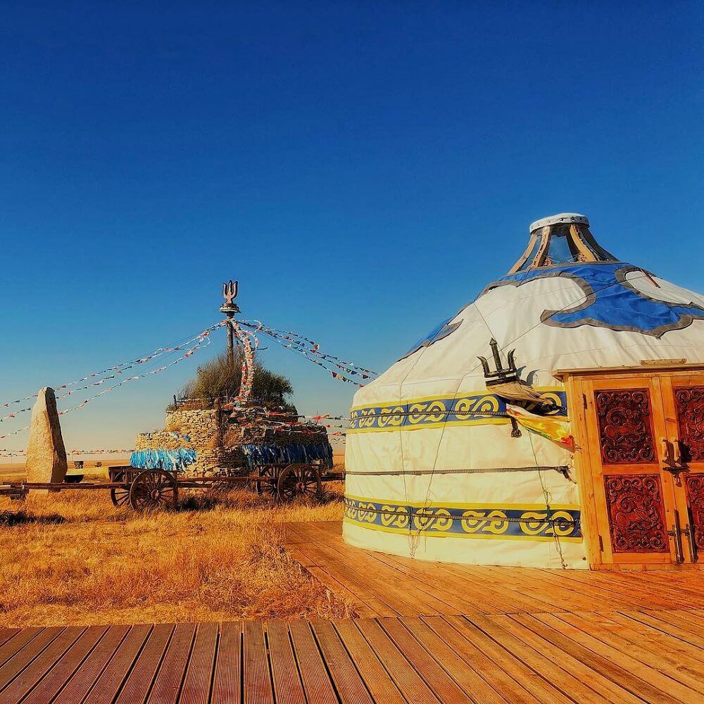 Đến với Mông Cổ, bạn nên thử cảm giác ở tại lều truyền thống của người Mông Cổ nơi đây. kinh-nghiem-du-lich-mong-co